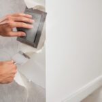 découvrez nos astuces simples et efficaces pour décoller facilement le papier peint sans abîmer vos murs, et retrouvez des surfaces impeccables en un rien de temps.